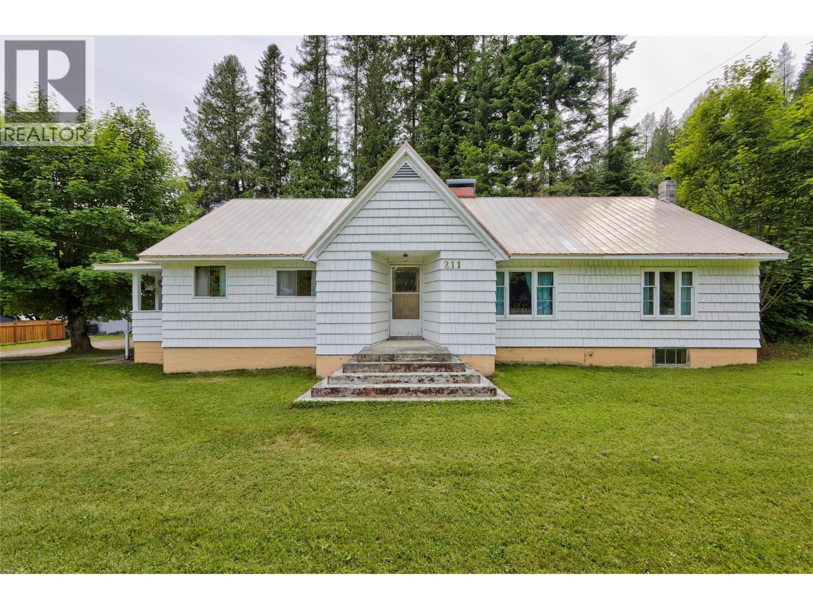 211 Maclure Avenue, Salmo, British Columbia  V0G 1Z0 - Photo 2 - 10393179