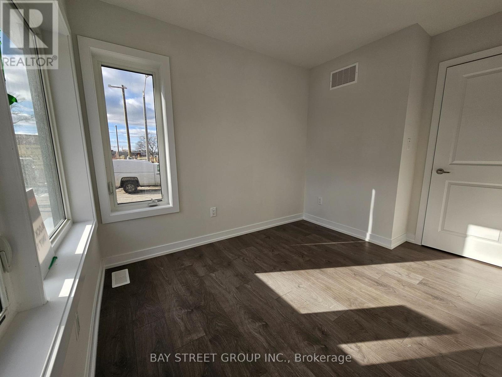 52 Aki Thomas Gardens, Toronto, Ontario  M1P 0G3 - Photo 3 - E13507812