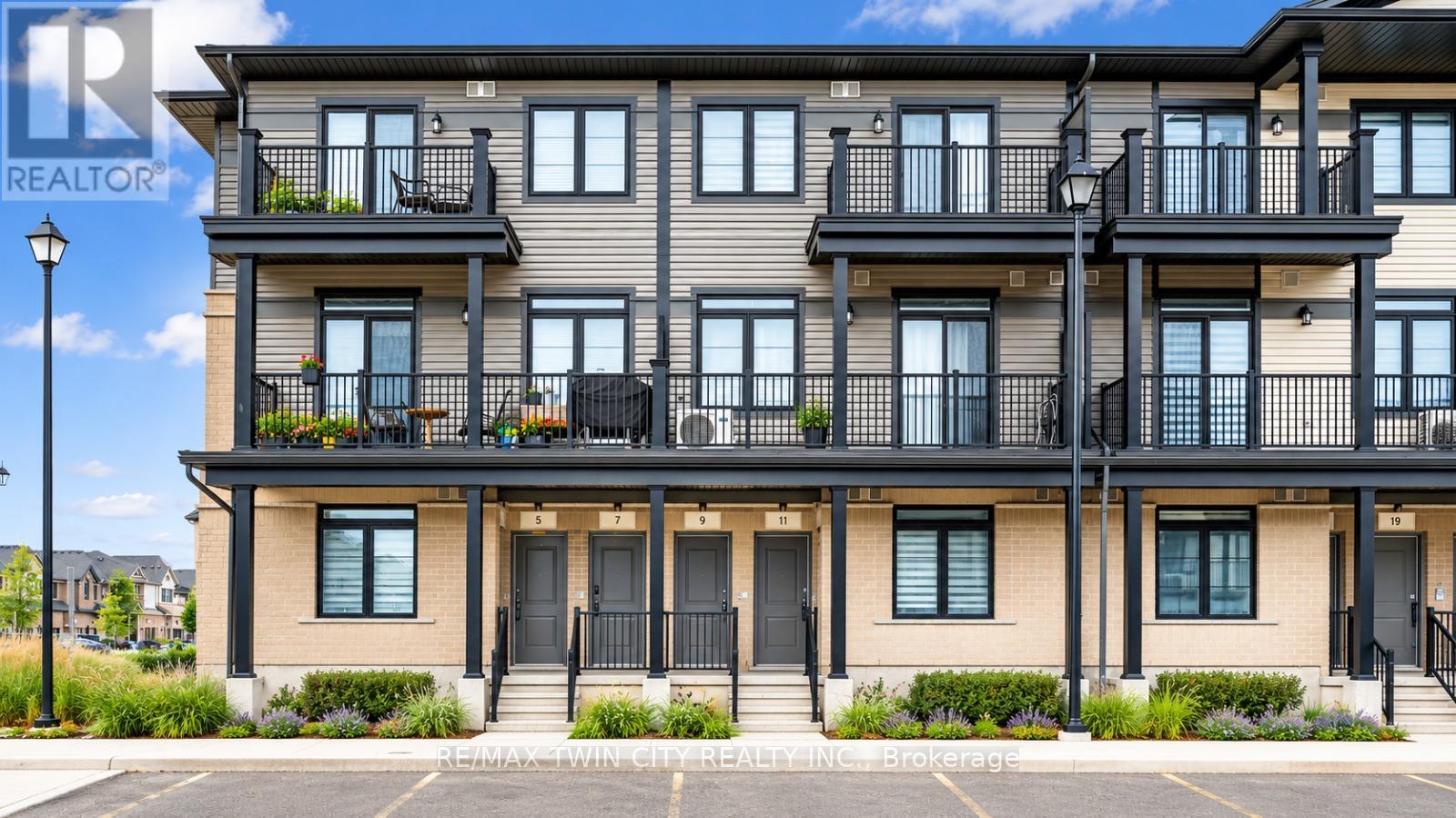 9 LOMOND LANE, Kitchener, Ontario