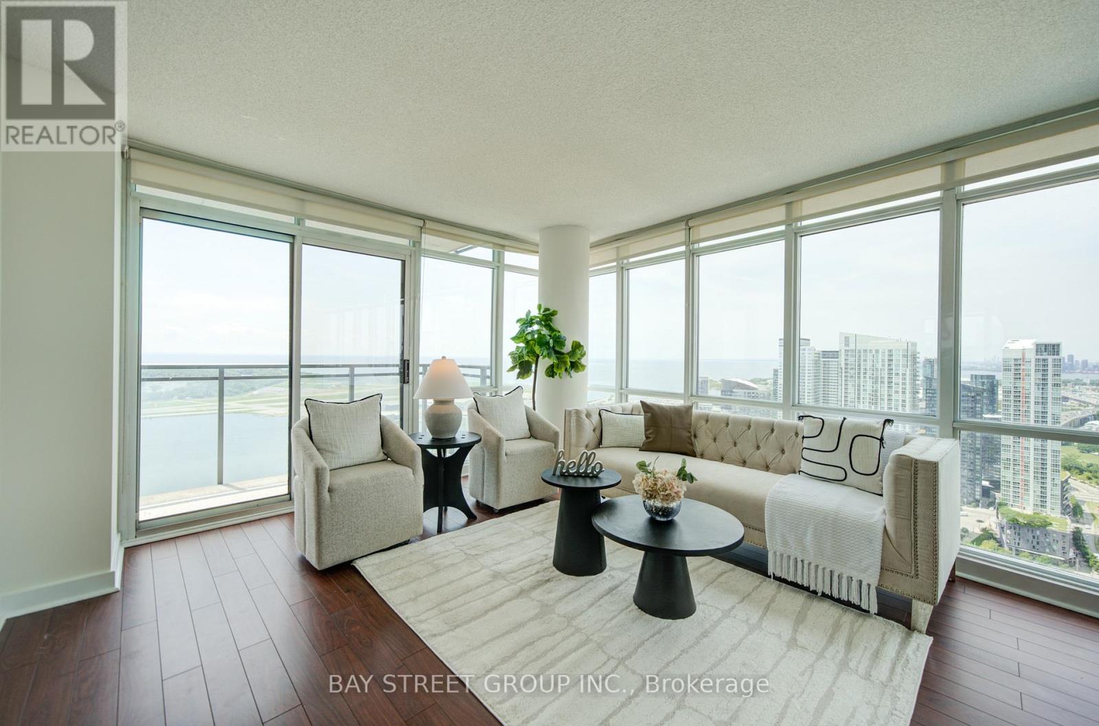 <div class="slider-price">$1,075,000</div><p>4612 - 15 Fort York Boulevard, Toronto, Ontario</p>
