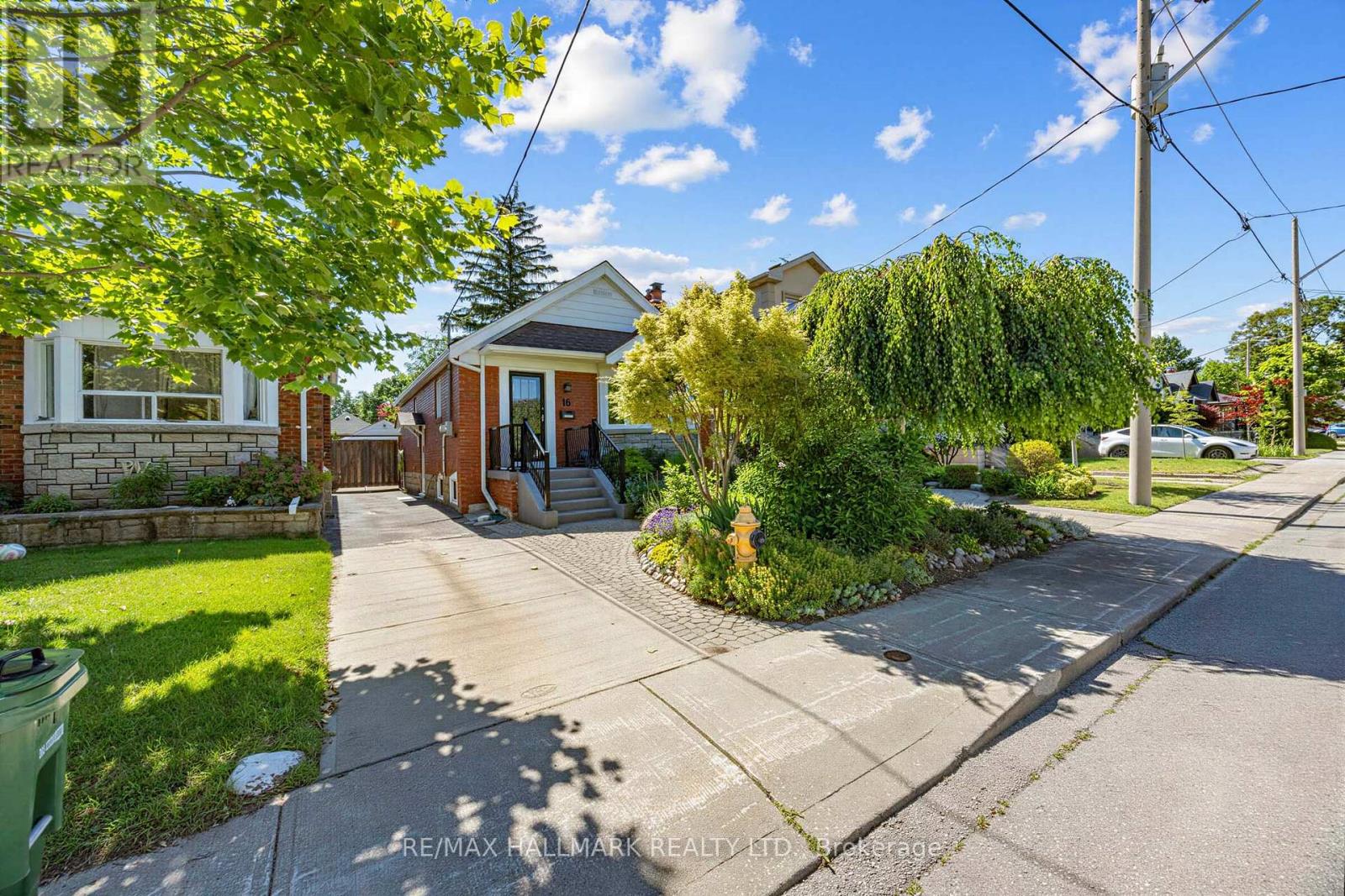 16 Crestland Avenue, Toronto, Ontario  M4C 3L1 - Photo 2 - E13507100