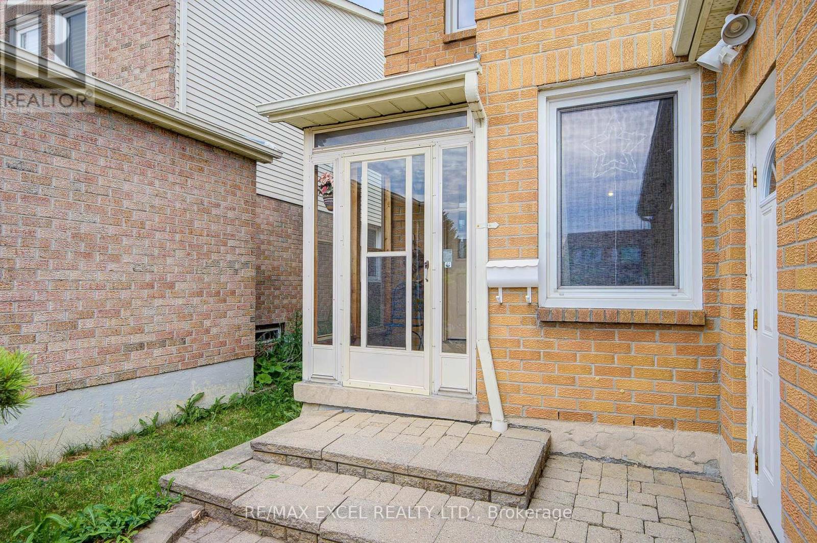 74 Holmbush Crescent, Toronto, Ontario  M1V 2Y9 - Photo 4 - E13507162