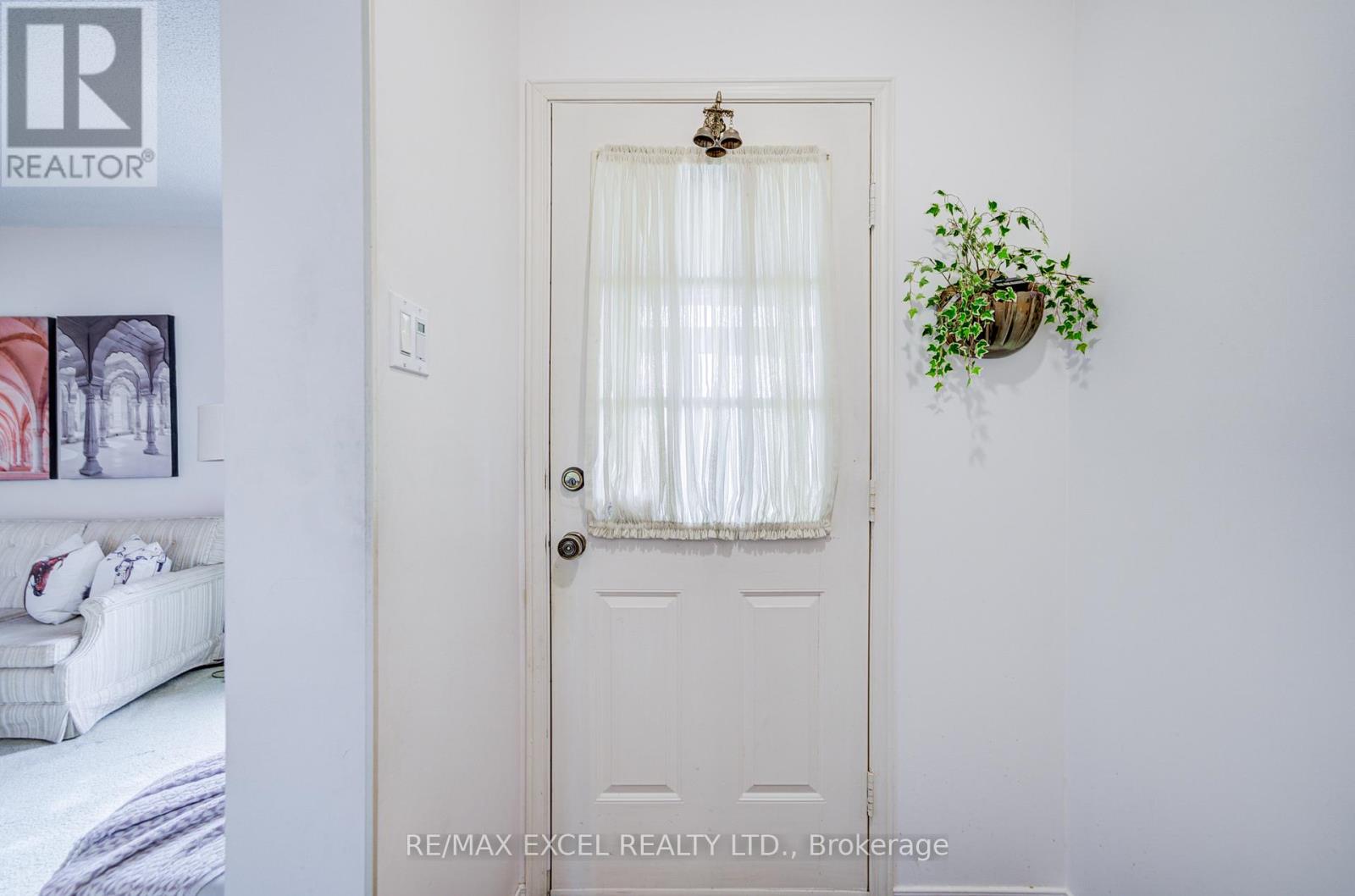 74 Holmbush Crescent, Toronto, Ontario  M1V 2Y9 - Photo 6 - E13507162