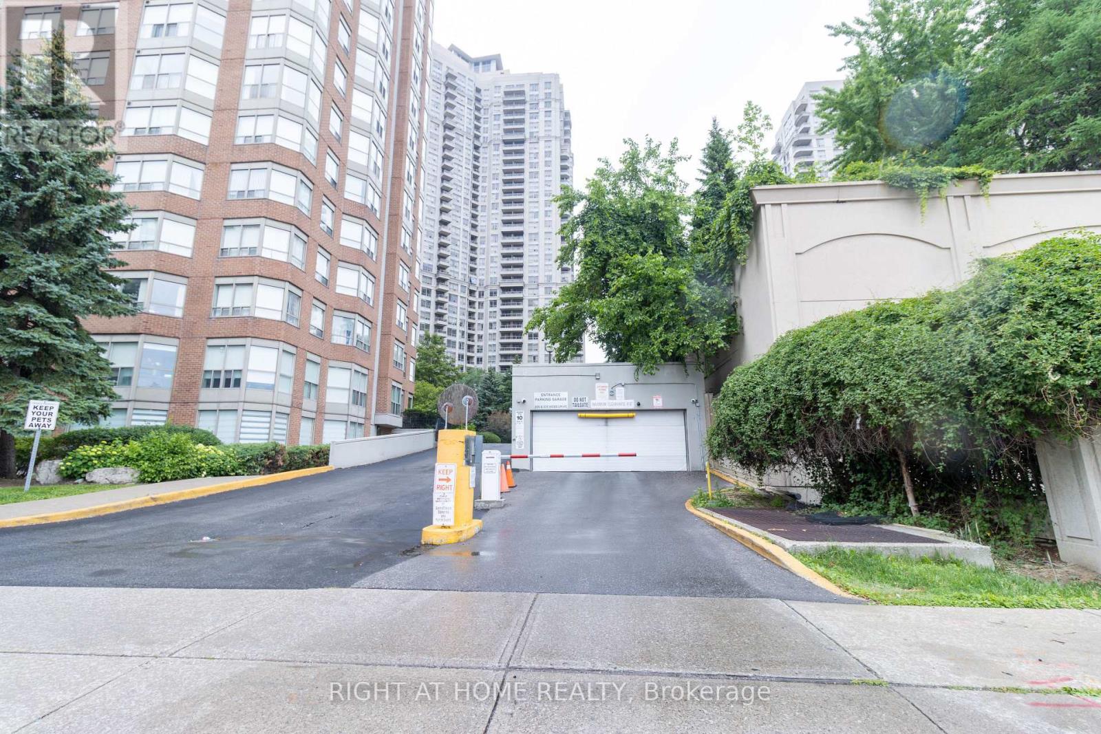1811 - 325 Webb Drive, Mississauga, Ontario  L5B 3Z9 - Photo 2 - W13498006