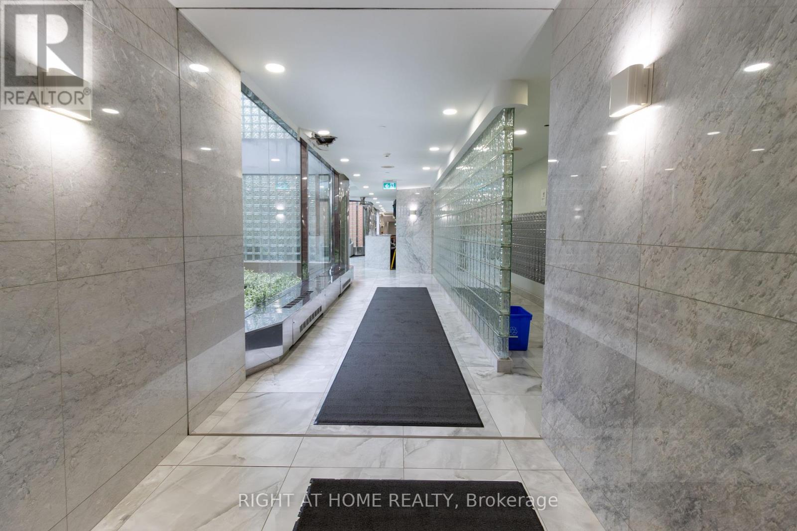 1811 - 325 Webb Drive, Mississauga, Ontario  L5B 3Z9 - Photo 4 - W13498006