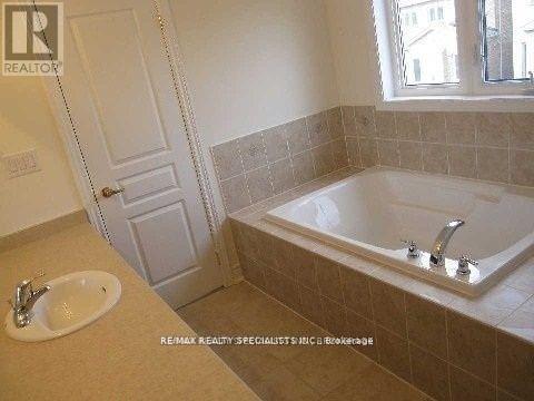 156 Castle Oaks Crossing Drive, Brampton, Ontario  L6P 3P4 - Photo 5 - W13506546