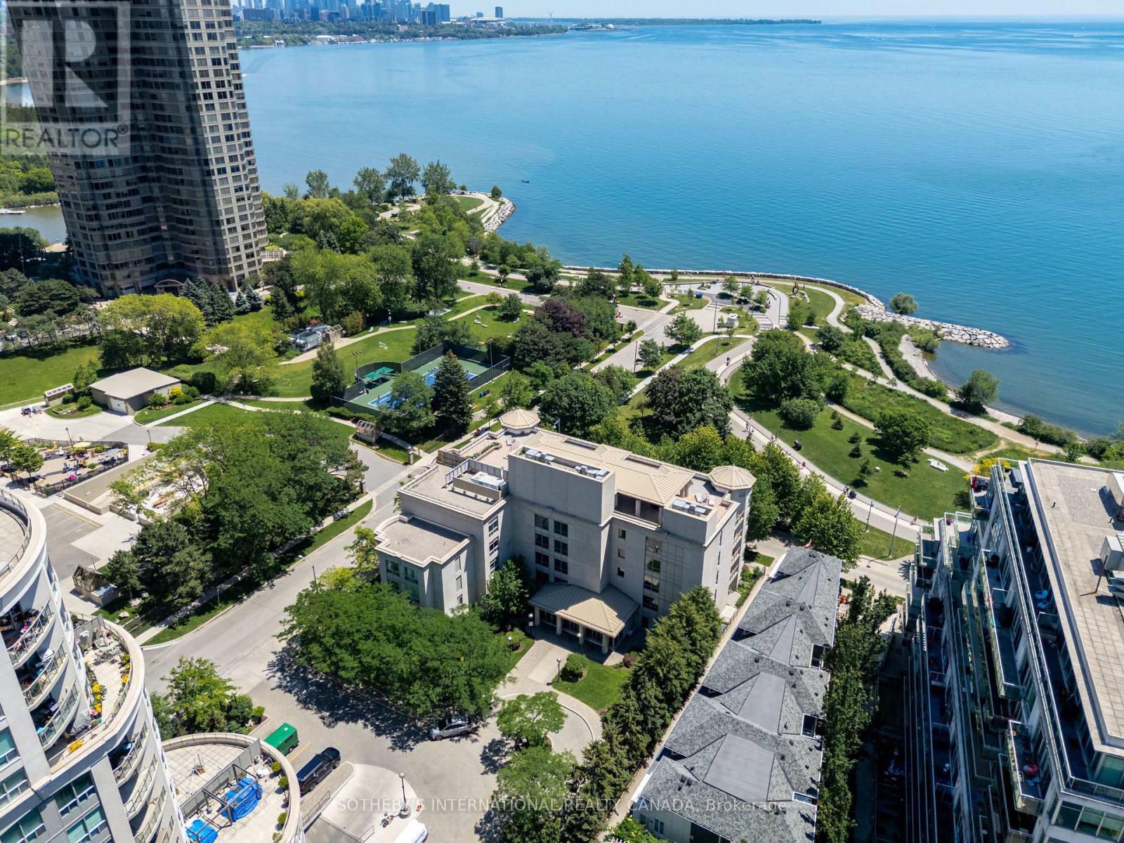 <div class="slider-price">$925,000</div><p>302 - 80 Palace Pier Court, Toronto, Ontario</p>