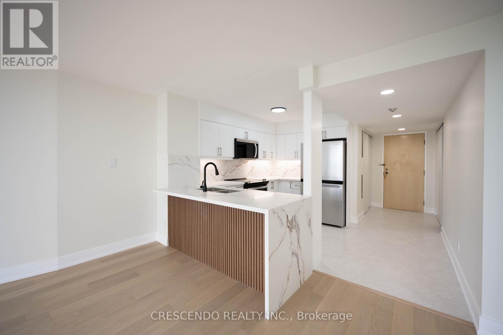 1006 - 50 Eglinton Avenue W, Mississauga, Ontario  L5R 3P5 - Photo 3 - W13507062