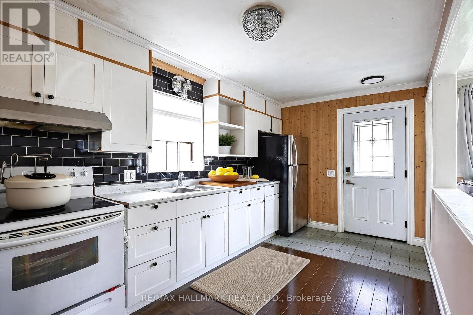 139 Kitchener Avenue, Toronto, Ontario  M6E 2B9 - Photo 5 - W13506826