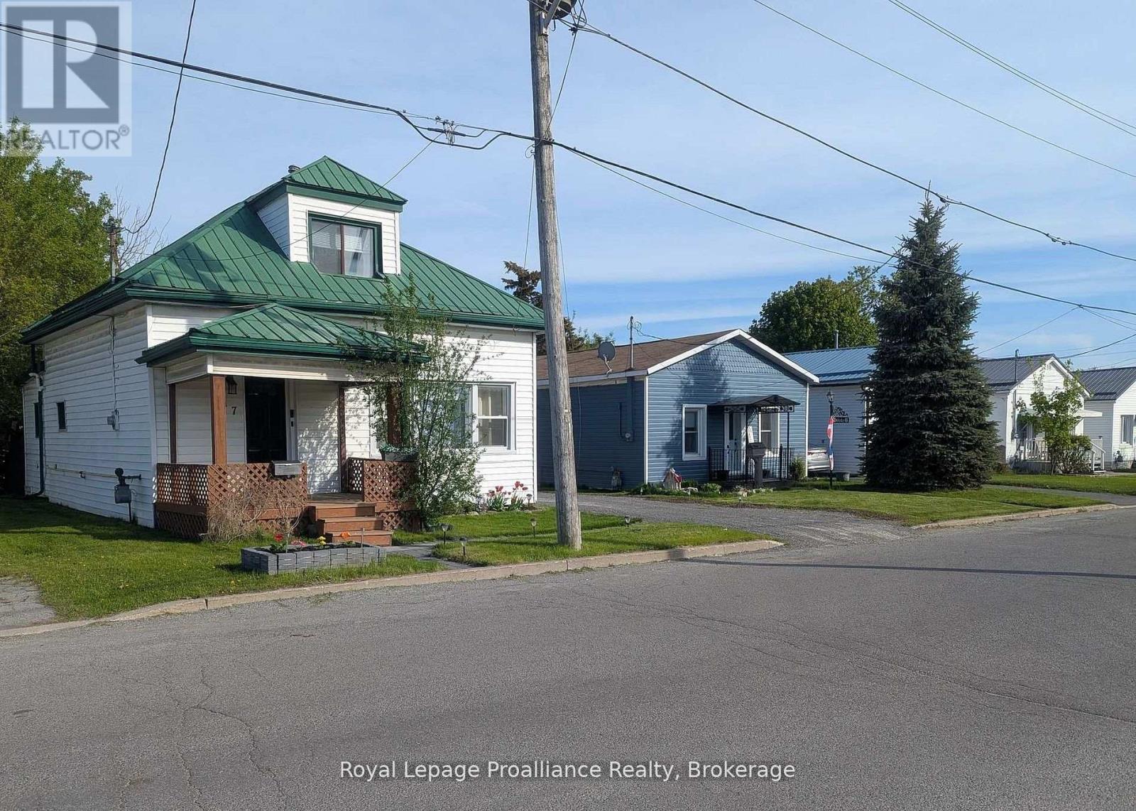 17 Meyers Street, Quinte West, Ontario  K8V 1W5 - Photo 2 - X13503662