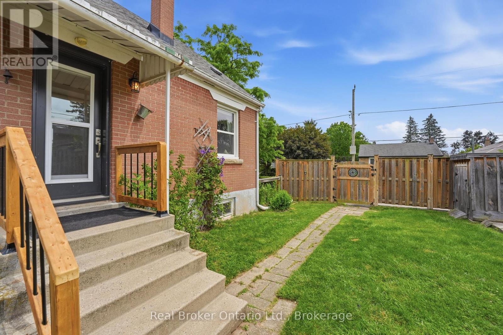 1 Janis Court, Hamilton, Ontario  L9H 1S8 - Photo 4 - X13506972