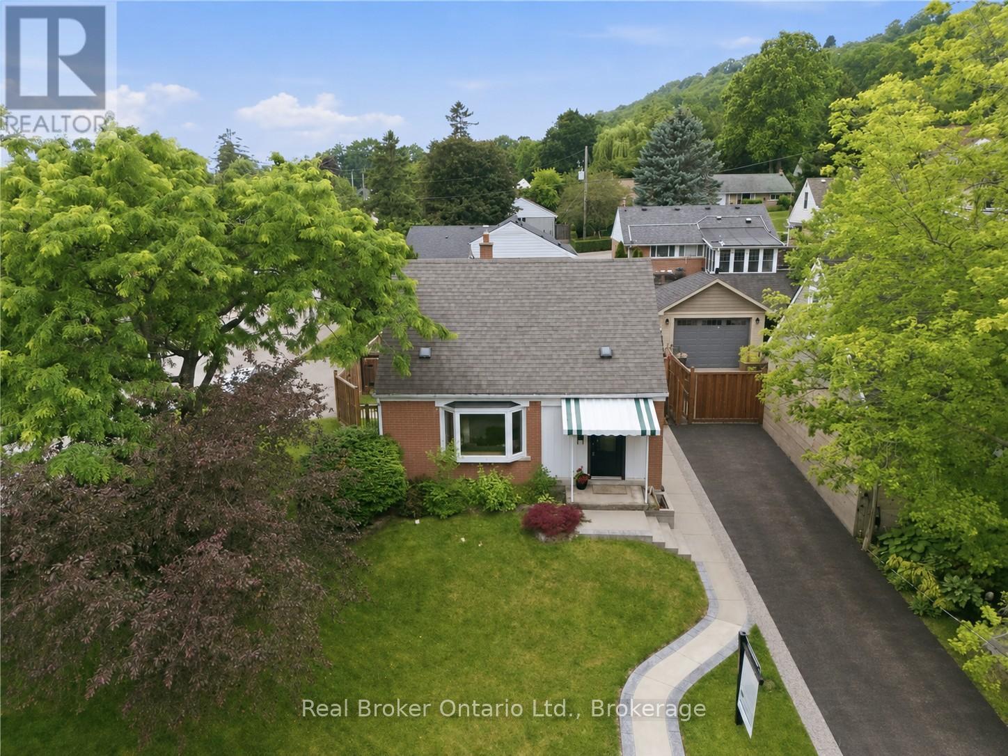 1 Janis Court, Hamilton, Ontario  L9H 1S8 - Photo 3 - X13506972