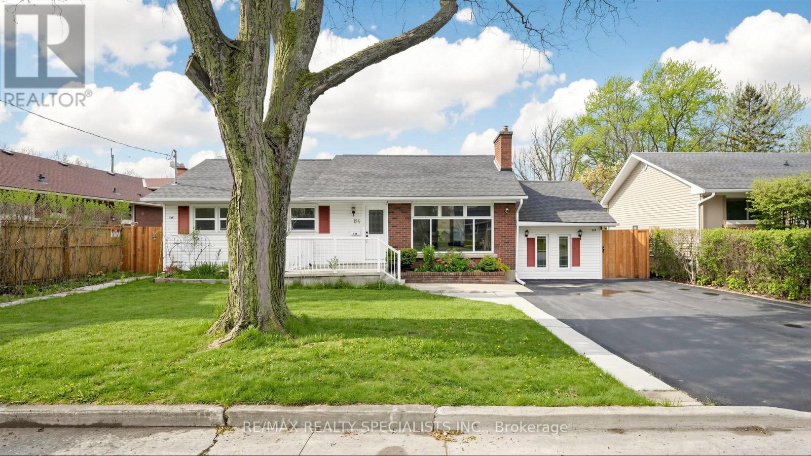 124 VILLAGE ROAD, St. Catharines (Glendale/Glenridge)
