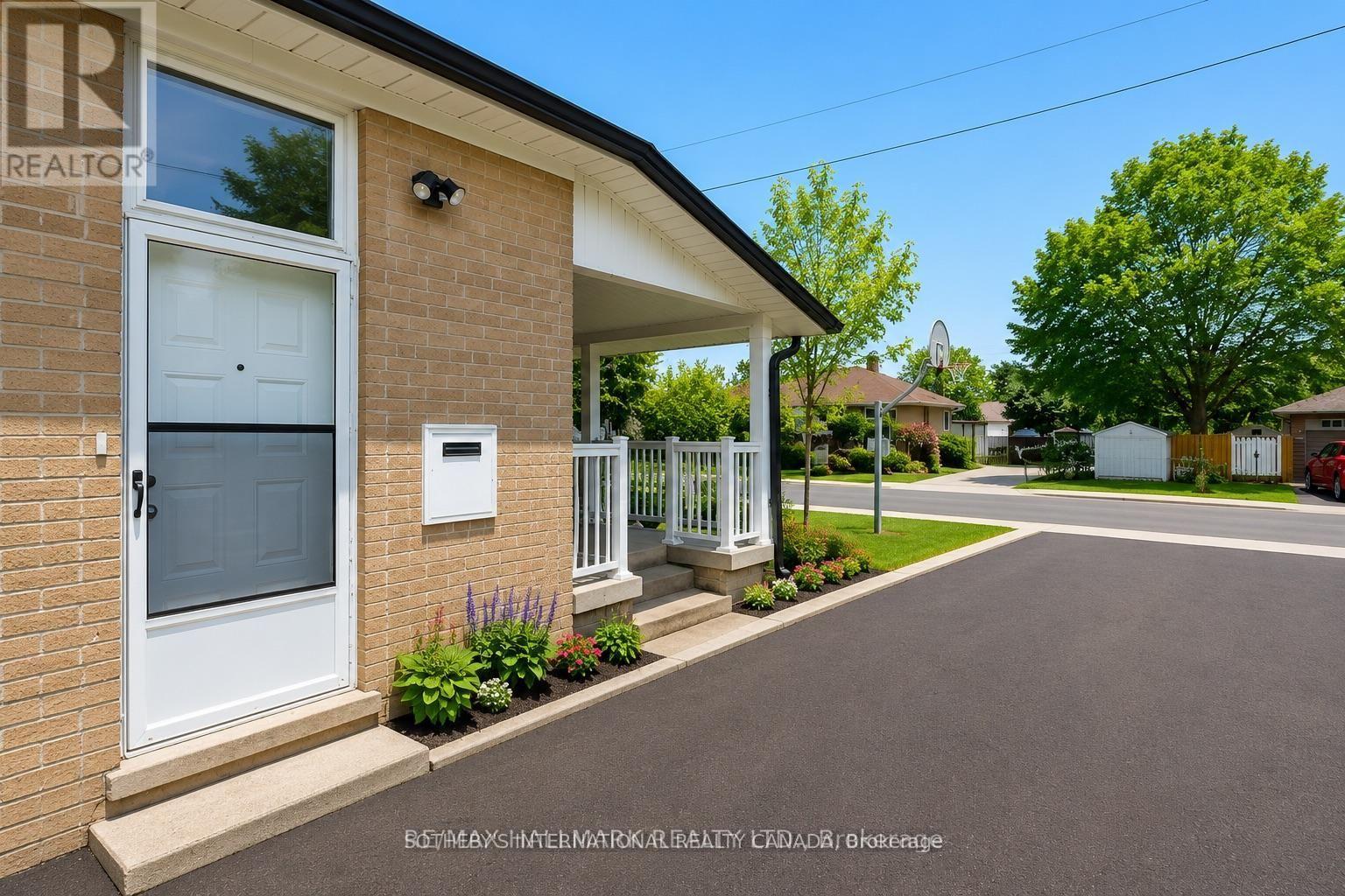 338 Demaine Crescent, Richmond Hill, Ontario L4C 2W5 - Photo 2 - N13508034