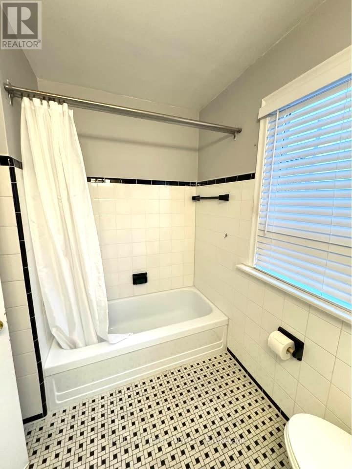 43 Foxrun Avenue, Toronto, Ontario  M3L 1L9 - Photo 11 - W13507992