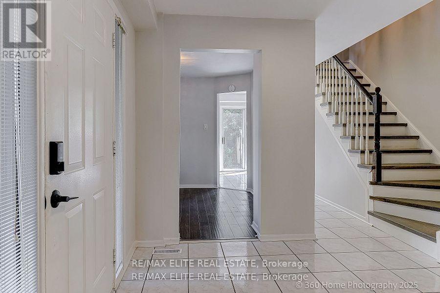 2032 Glenada Crescent, Oakville, Ontario  L6H 4M5 - Photo 4 - W13508122