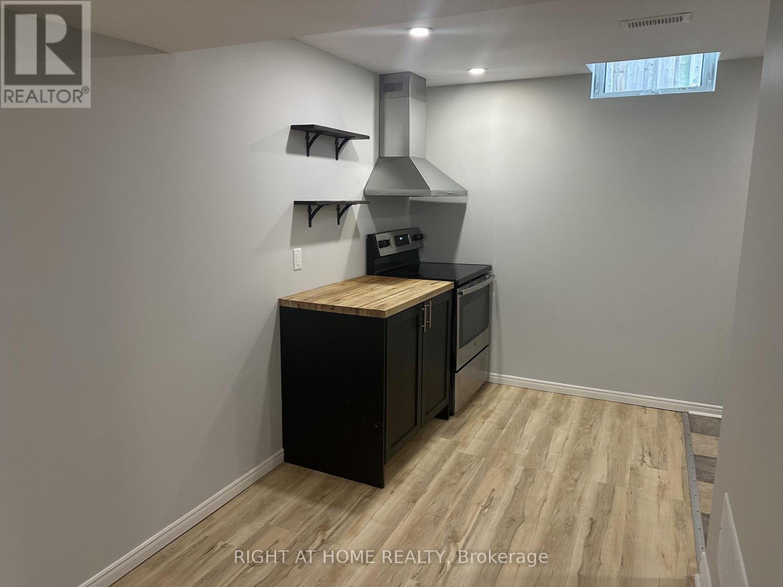 39 Distin Drive, Hamilton, Ontario  L9A 5K4 - Photo 3 - X13508082