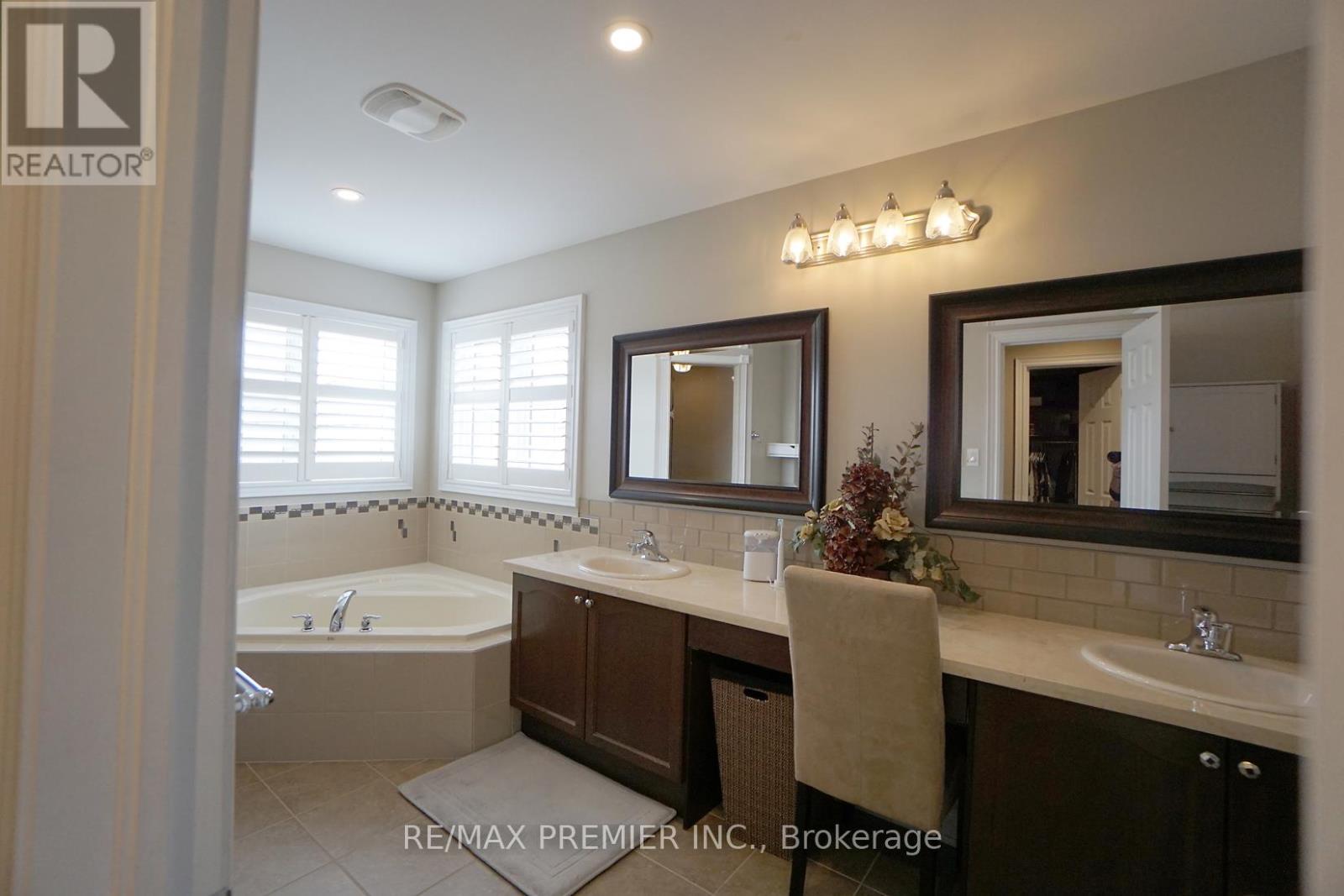 48 Heron Hollow Avenue, Richmond Hill, Ontario  L4E 0G9 - Photo 18 - N13508164