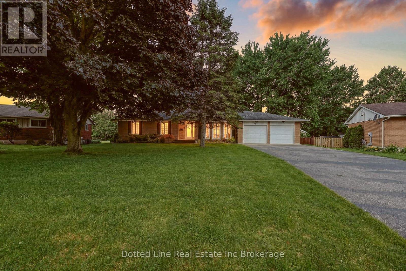 40 Parkdale Avenue, Tillsonburg, Ontario  N4G 4C6 - Photo 2 - X13508226
