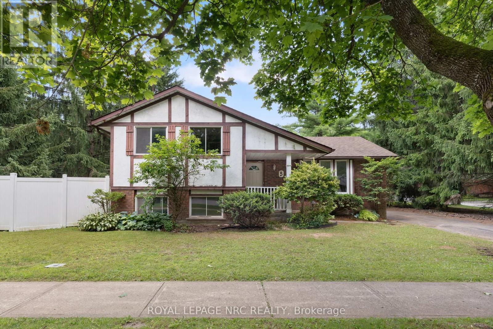 5 FALLINGBROOK DRIVE, Pelham, Ontario