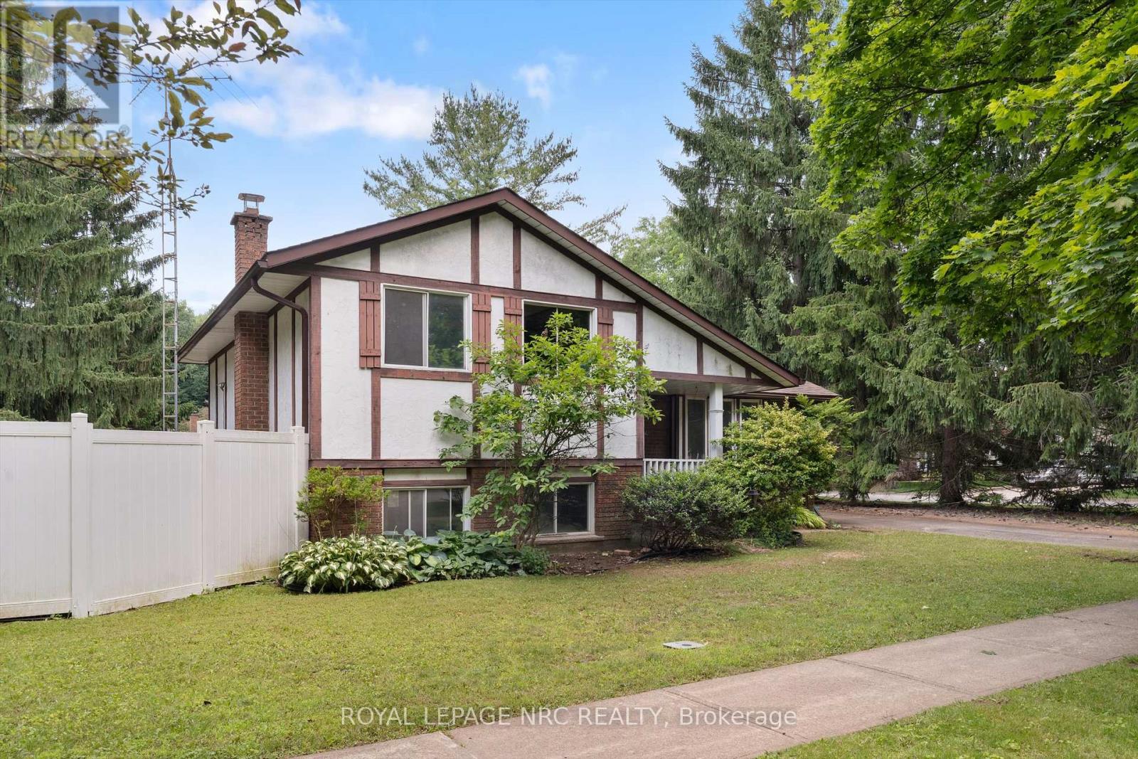5 Fallingbrook Drive, Pelham, Ontario  L0S 1E1 - Photo 2 - X13508248