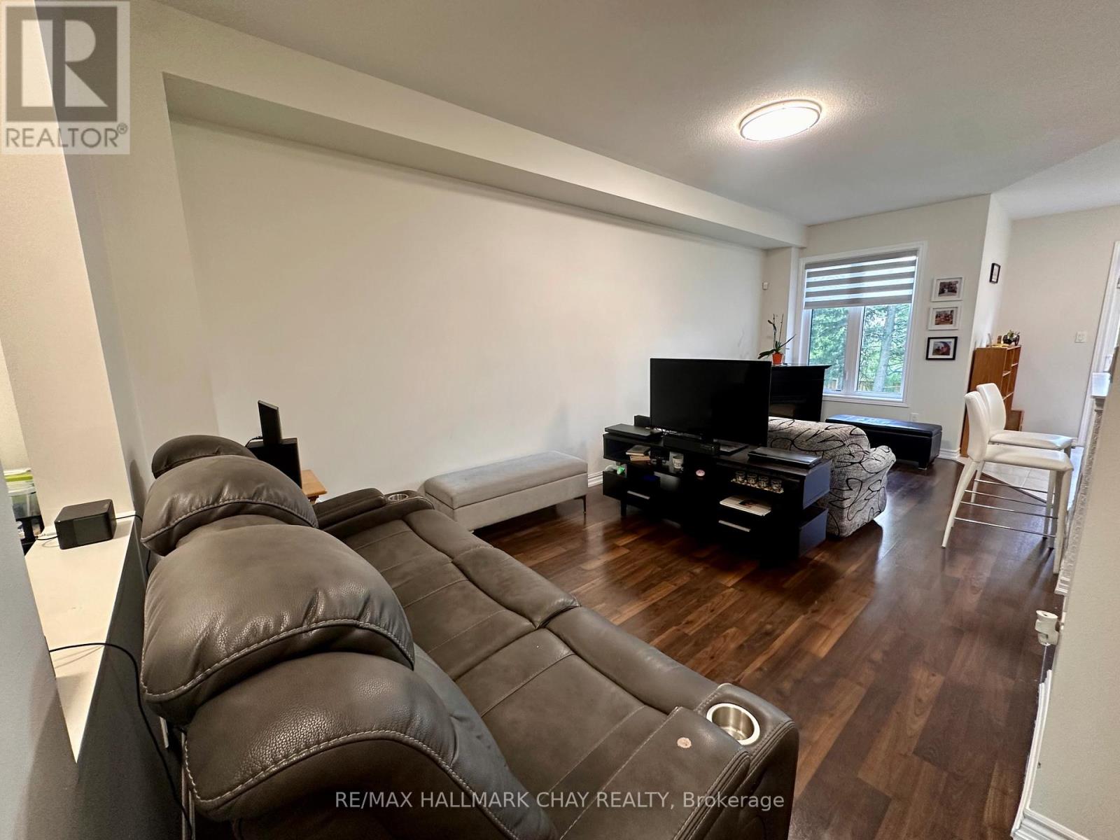 26 Greenwood Drive, Essa (Angus), Ontario  L0M 1B5 - Photo 4 - N13508280