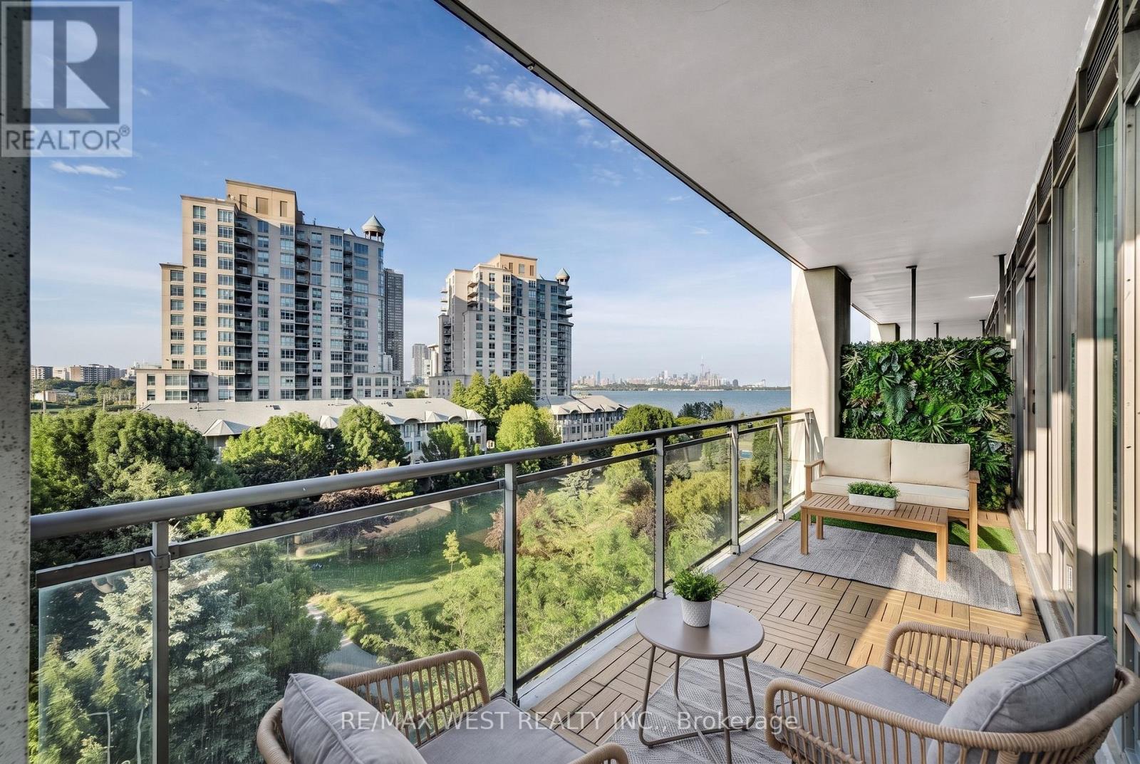 <div class="slider-price">$619,000</div><p>604 - 2119 Lake Shore Boulevard W, Toronto, Ontario</p>