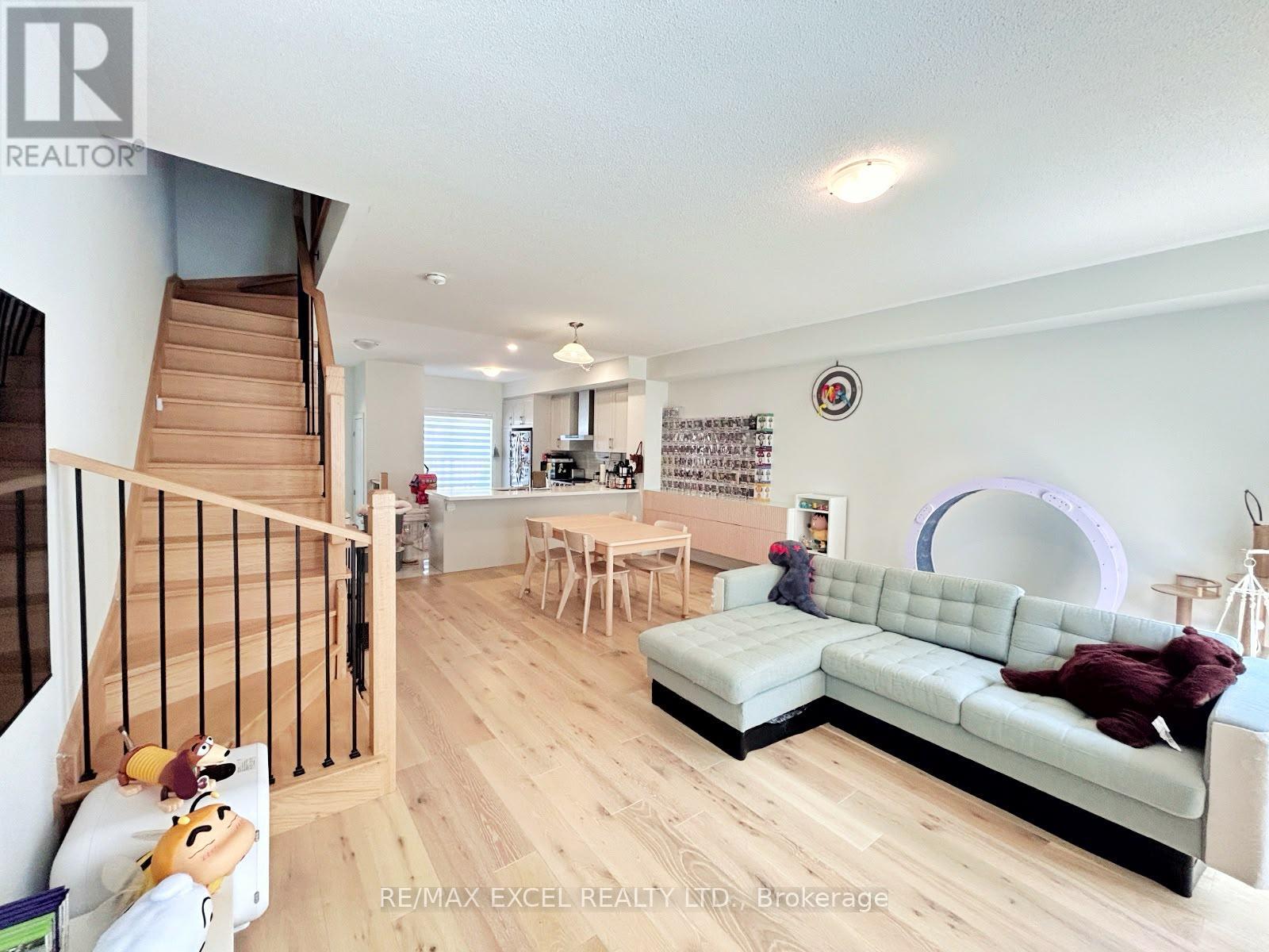 96 Clippers Crescent, Whitchurch-Stouffville, Ontario  L4A 4X7 - Photo 3 - N13499046