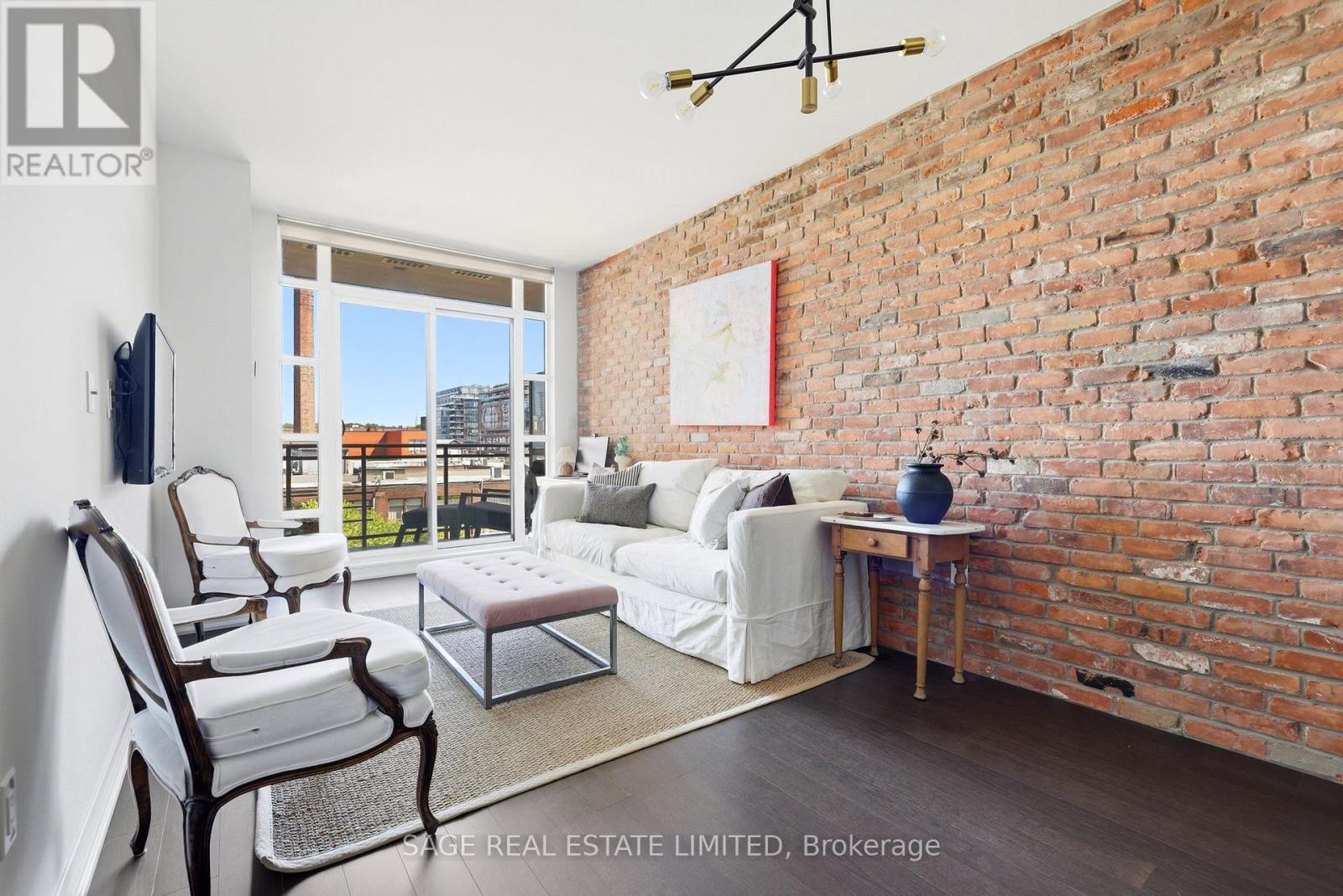 <div class="slider-price">$619,000</div><p>402 - 88 Colgate Avenue, Toronto, Ontario</p>