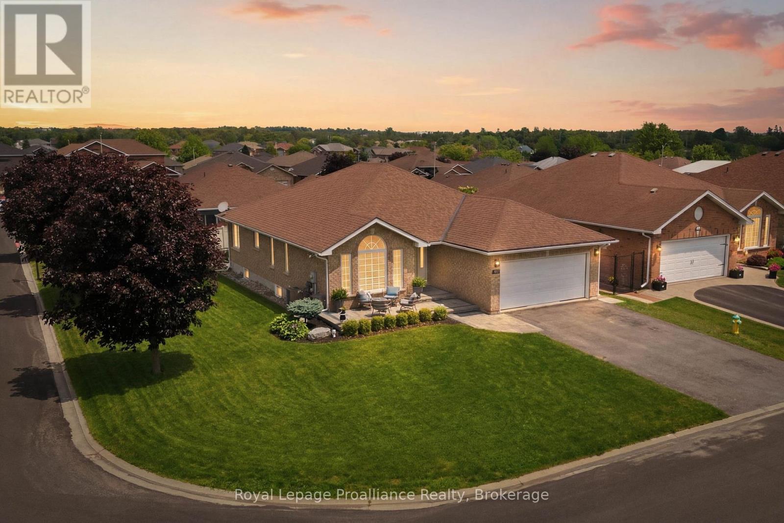 15 CHELSEA CRESCENT, Belleville, Ontario