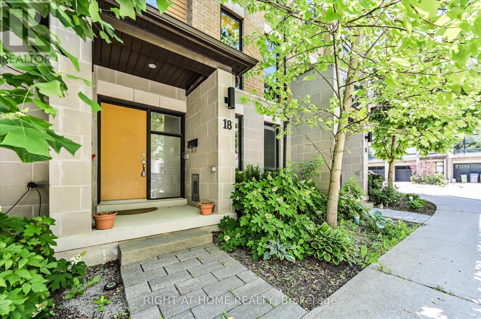 18 KENNETH WOOD CRESCENT, Toronto, Ontario