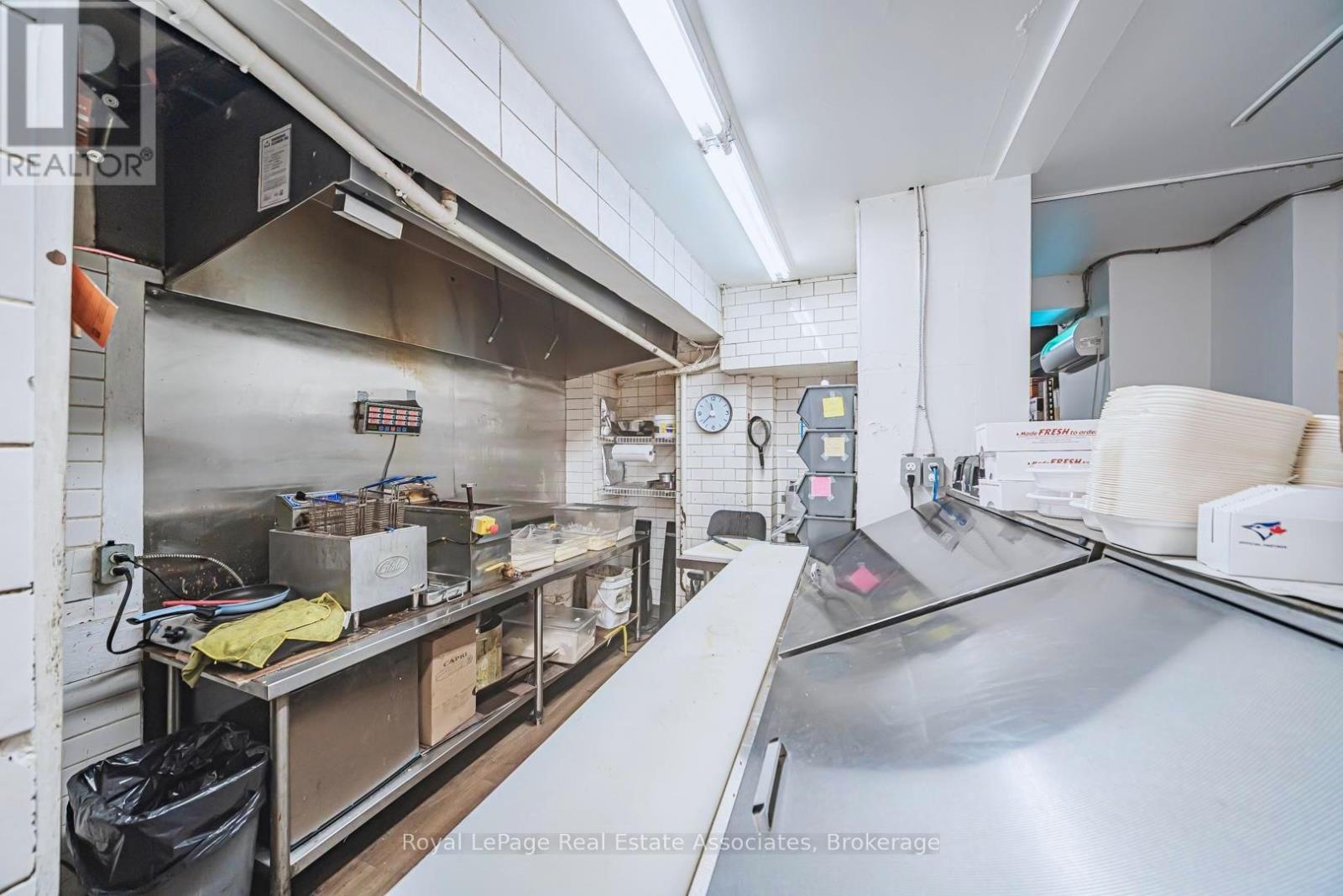 582 Yonge Street, Toronto, Ontario  M4Y 1Z3 - Photo 11 - C13508840
