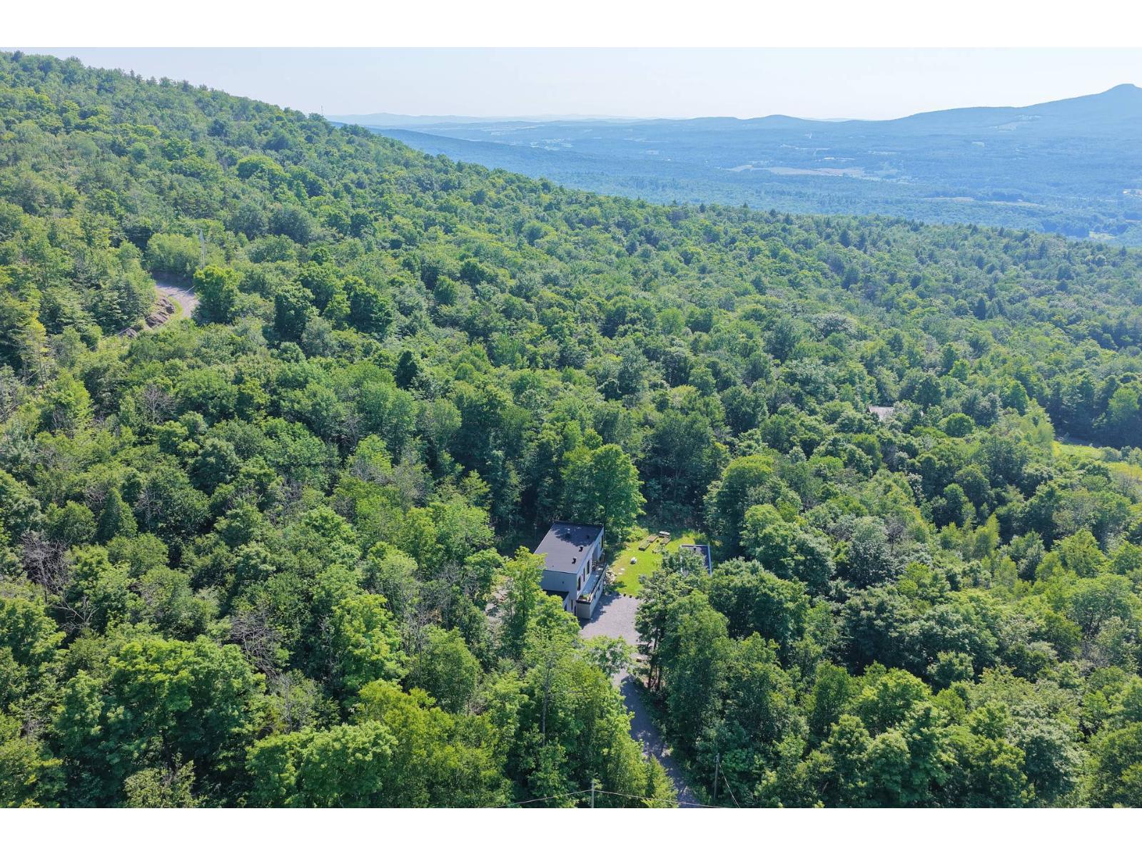 131 Ch. des Montagnes-Vertes Sutton Quebec Canada J0E2K0 3