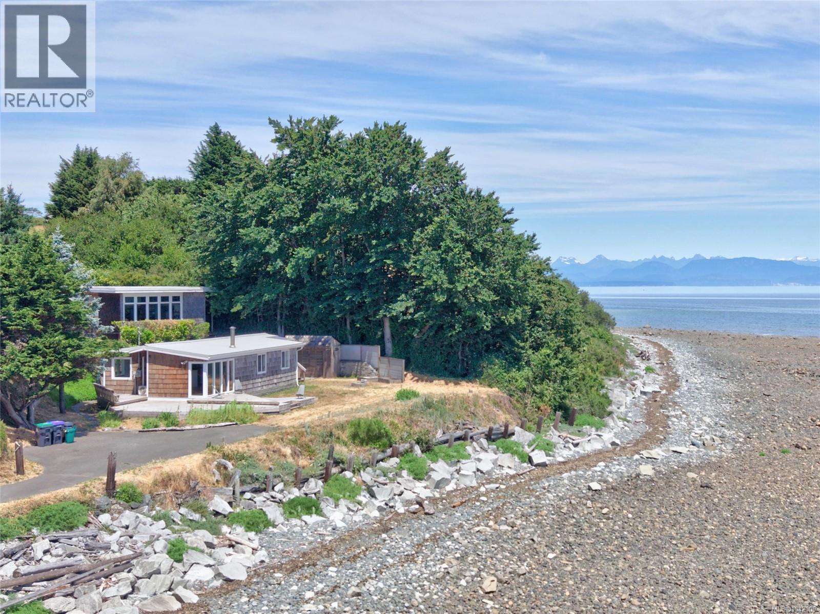 343 Lazo Rd, Comox, British Columbia  V9M 3T9 - Photo 2 - 1042009