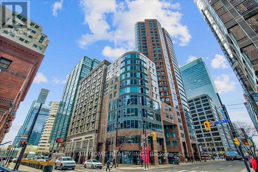 <div class="slider-price">$849,000</div><p>207 - 33 University Avenue, Toronto, Ontario</p>