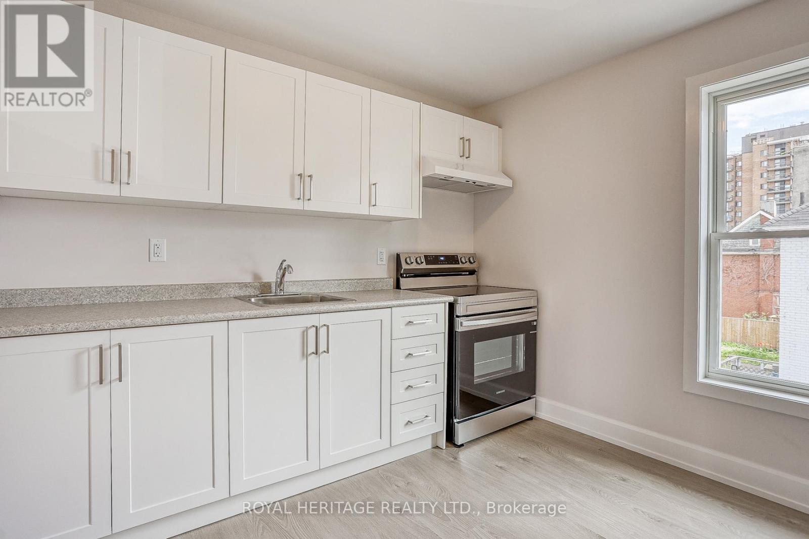 145 Centre Street N, Oshawa, Ontario  L1G 4C2 - Photo 6 - E13509328