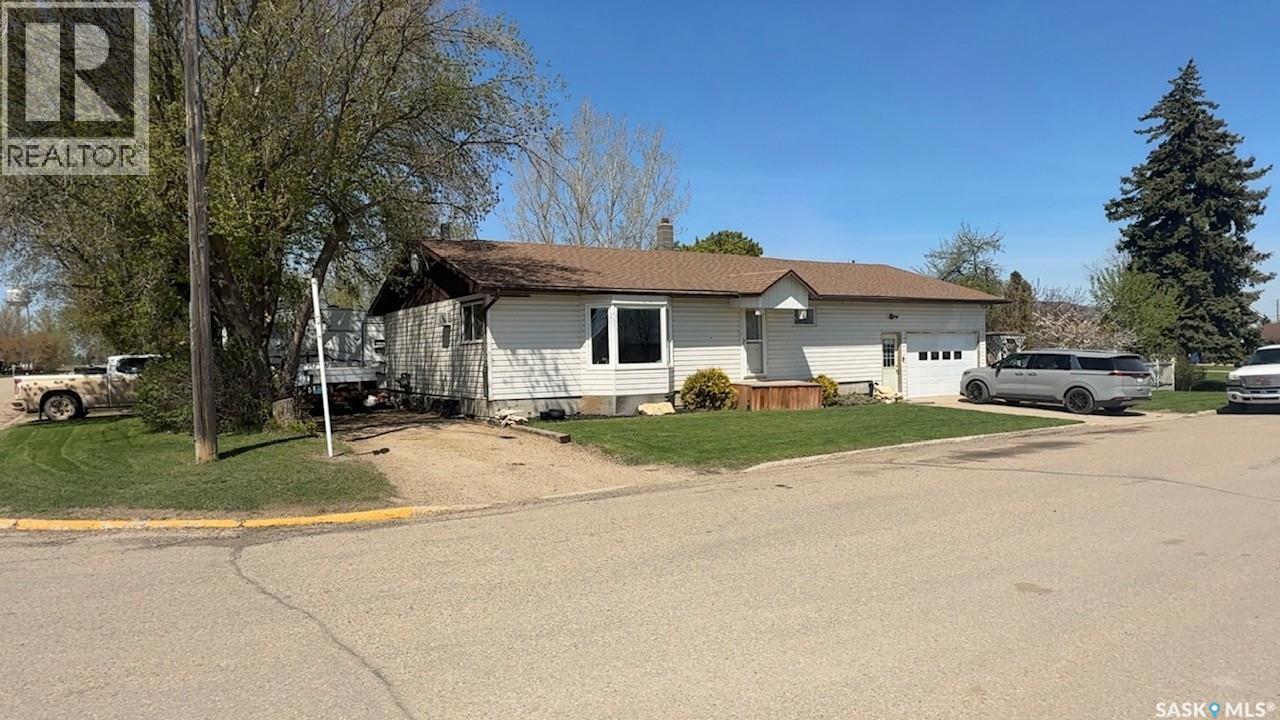 60 Railway Avenue, Redvers, Saskatchewan  S0C 2H0 - Photo 1 - SK041224