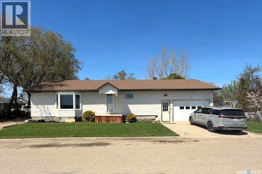 60 Railway Avenue, Redvers, Saskatchewan  S0C 2H0 - Photo 2 - SK041224