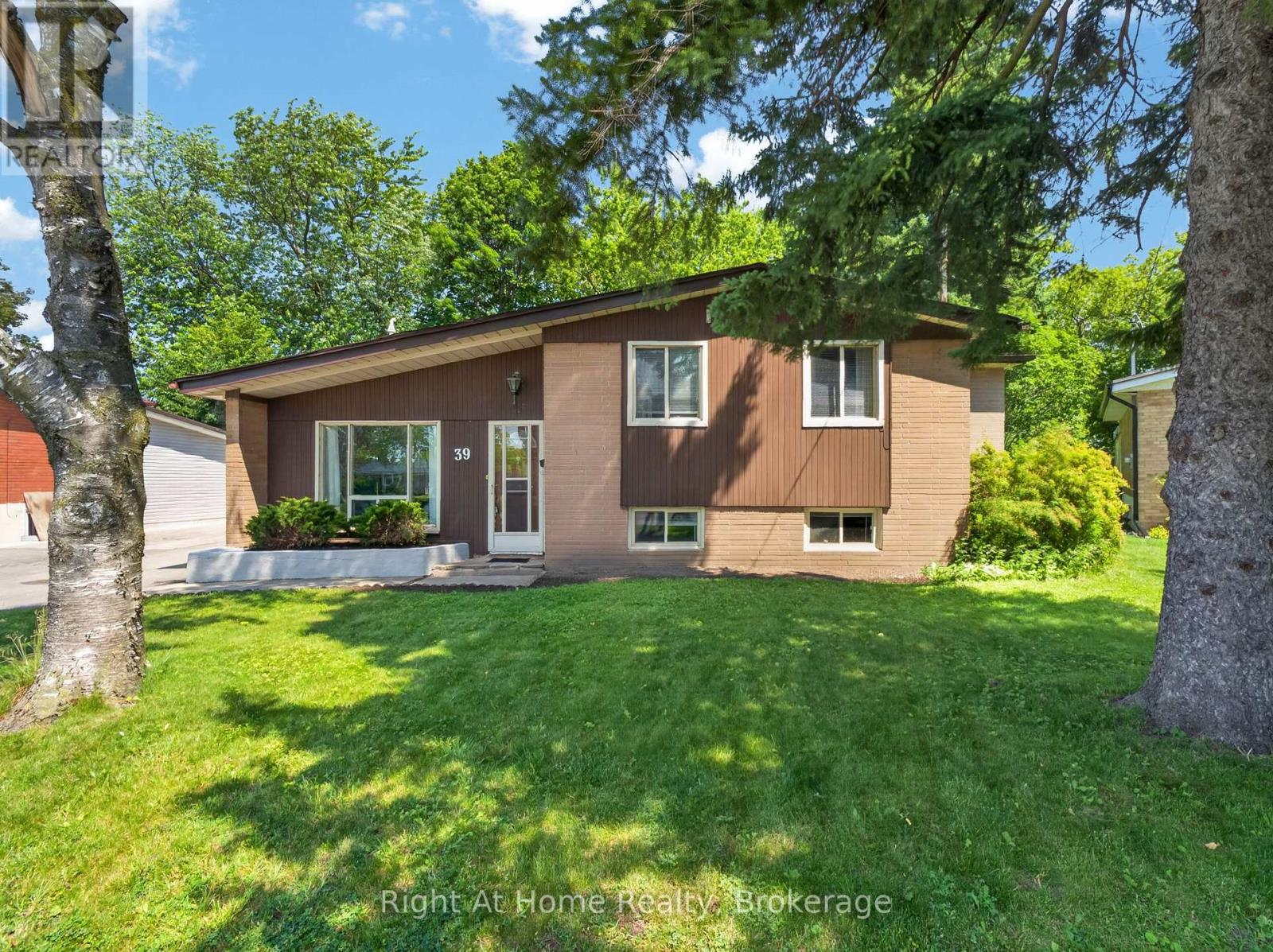 39 BENLIGHT CRESCENT, Toronto, Ontario