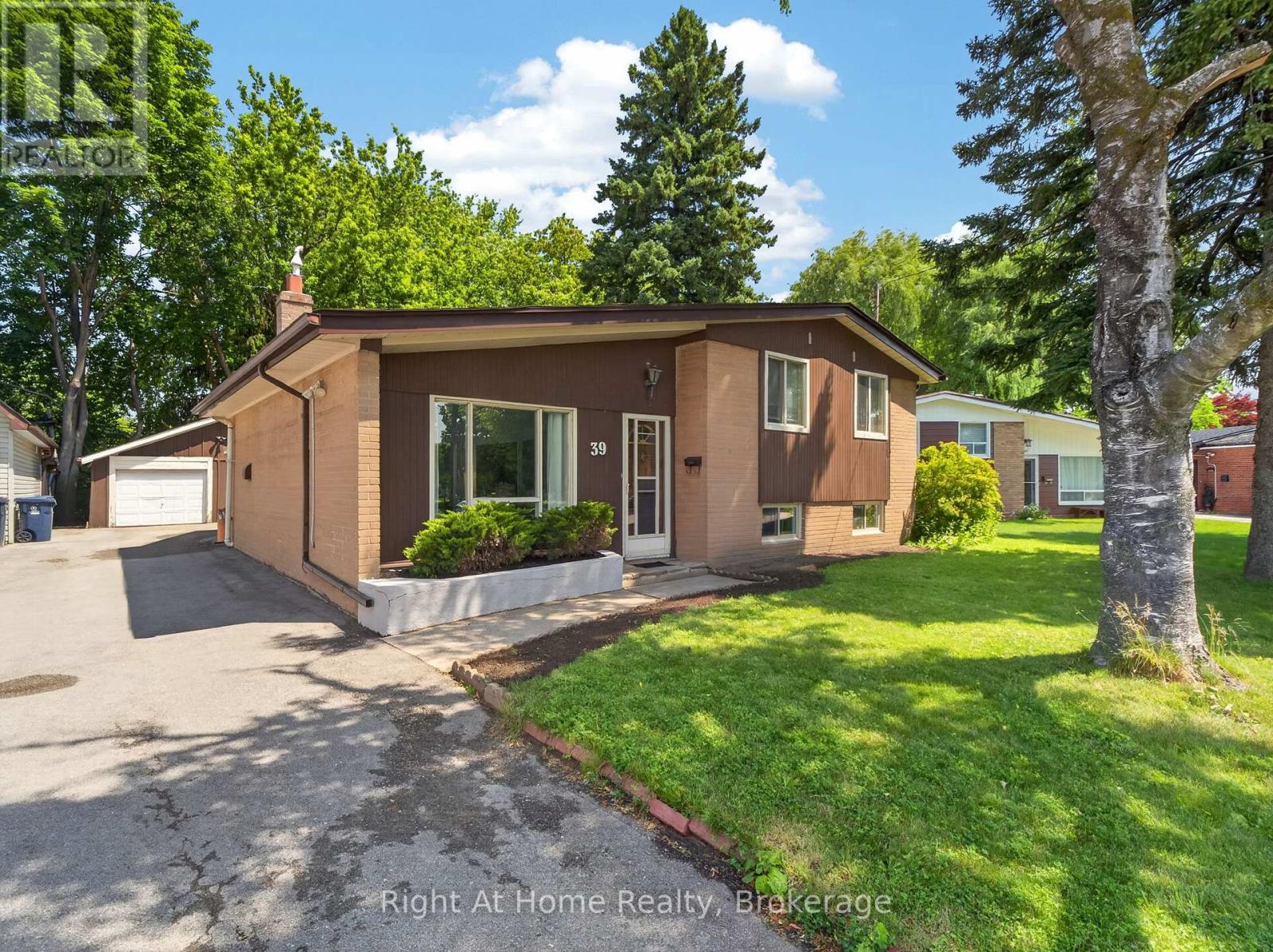 39 Benlight Crescent, Toronto, Ontario  M1H 1P4 - Photo 2 - E13509566