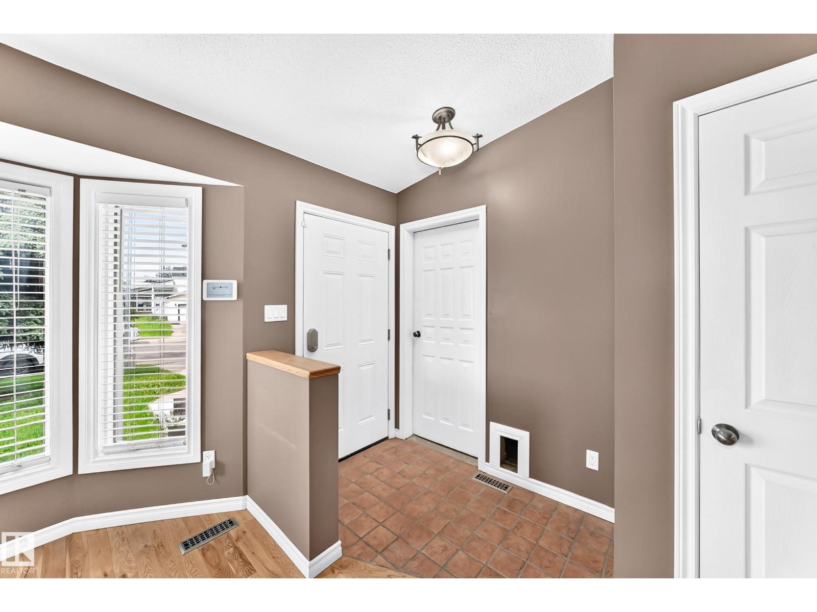 1763 48a St NW, Edmonton, Alberta  T6L 2Y2 - Photo 3 - E4496577