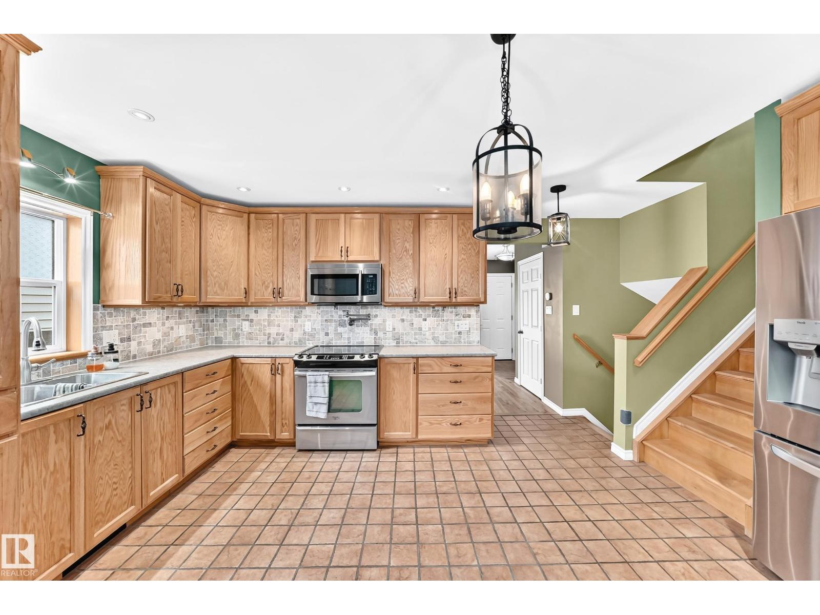 1763 48a St NW, Edmonton, Alberta  T6L 2Y2 - Photo 7 - E4496577
