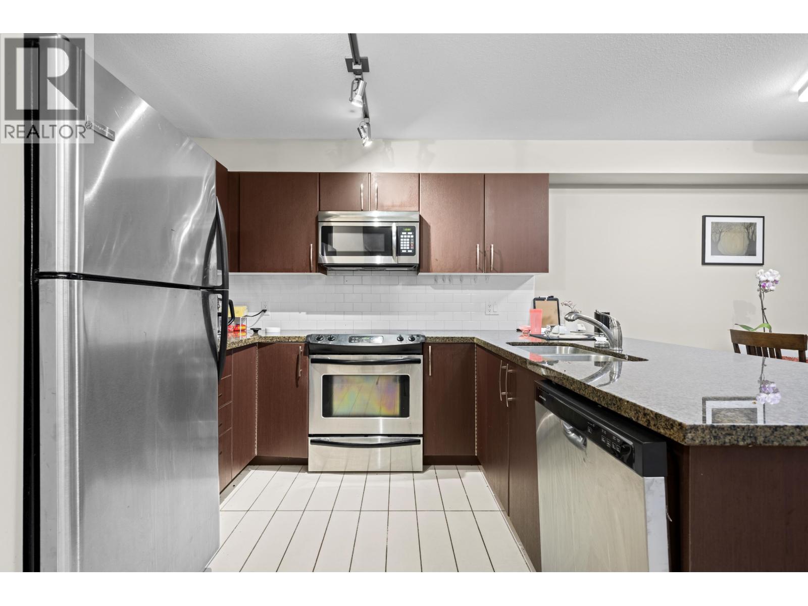 209 7337 Macpherson Avenue, Burnaby, British Columbia  V5J 0A9 - Photo 2 - R3141769