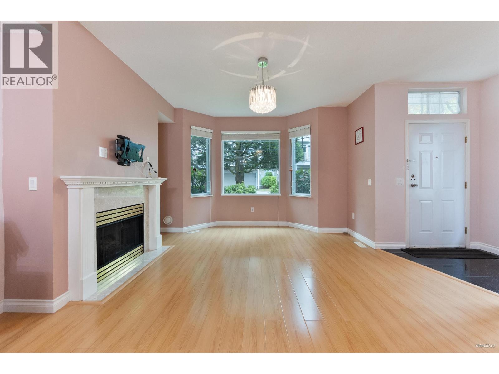 8 7500 Cumberland Street, Burnaby, British Columbia  V3N 4Z9 - Photo 2 - R3140731