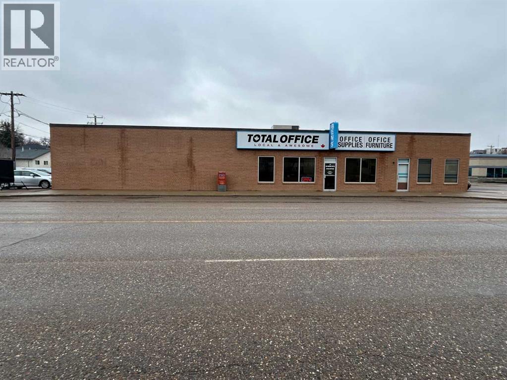 939 Kingsway Avenue Se, Medicine Hat, Alberta  T1A 2X6 - Photo 1 - A2298224