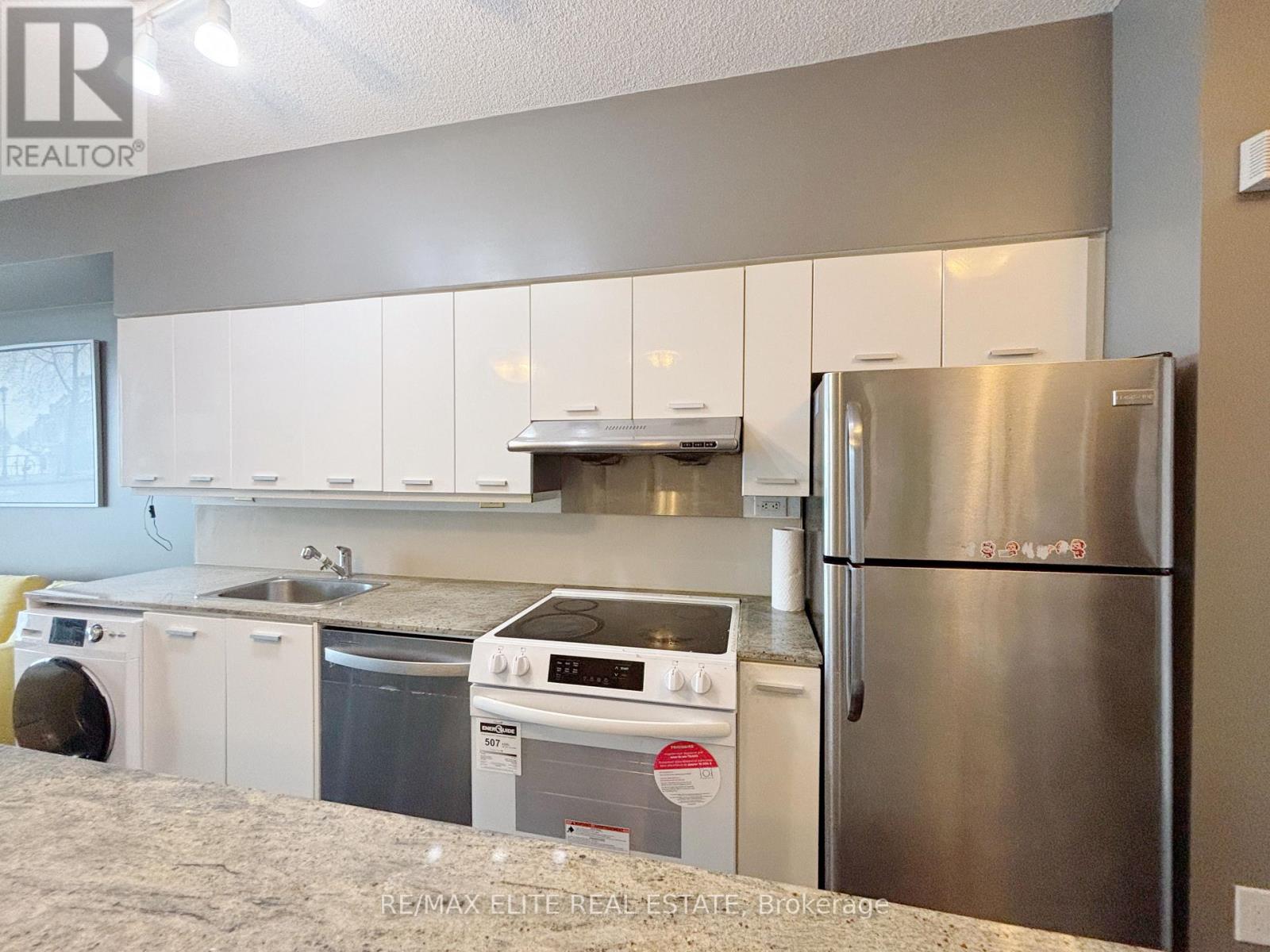29 Singer Court, Toronto, Ontario  M2K 0B3 - Photo 4 - C13509786