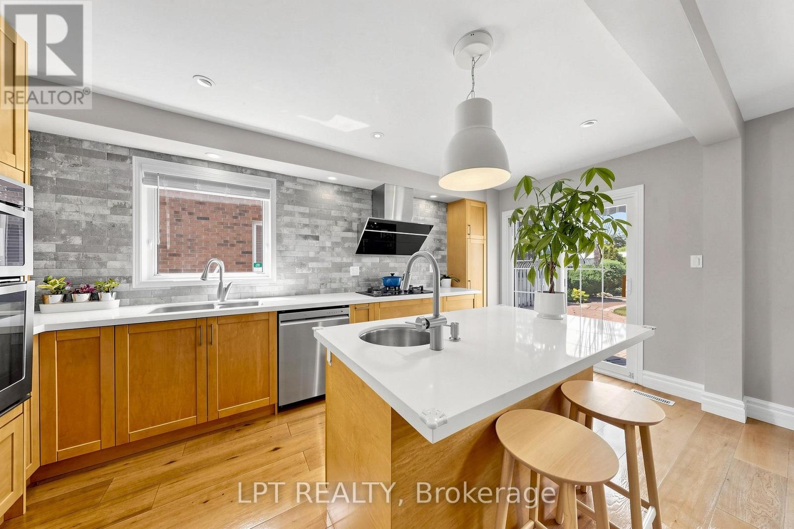 30 Pentland Crescent, Vaughan, Ontario  L6A 1T5 - Photo 2 - N13509766
