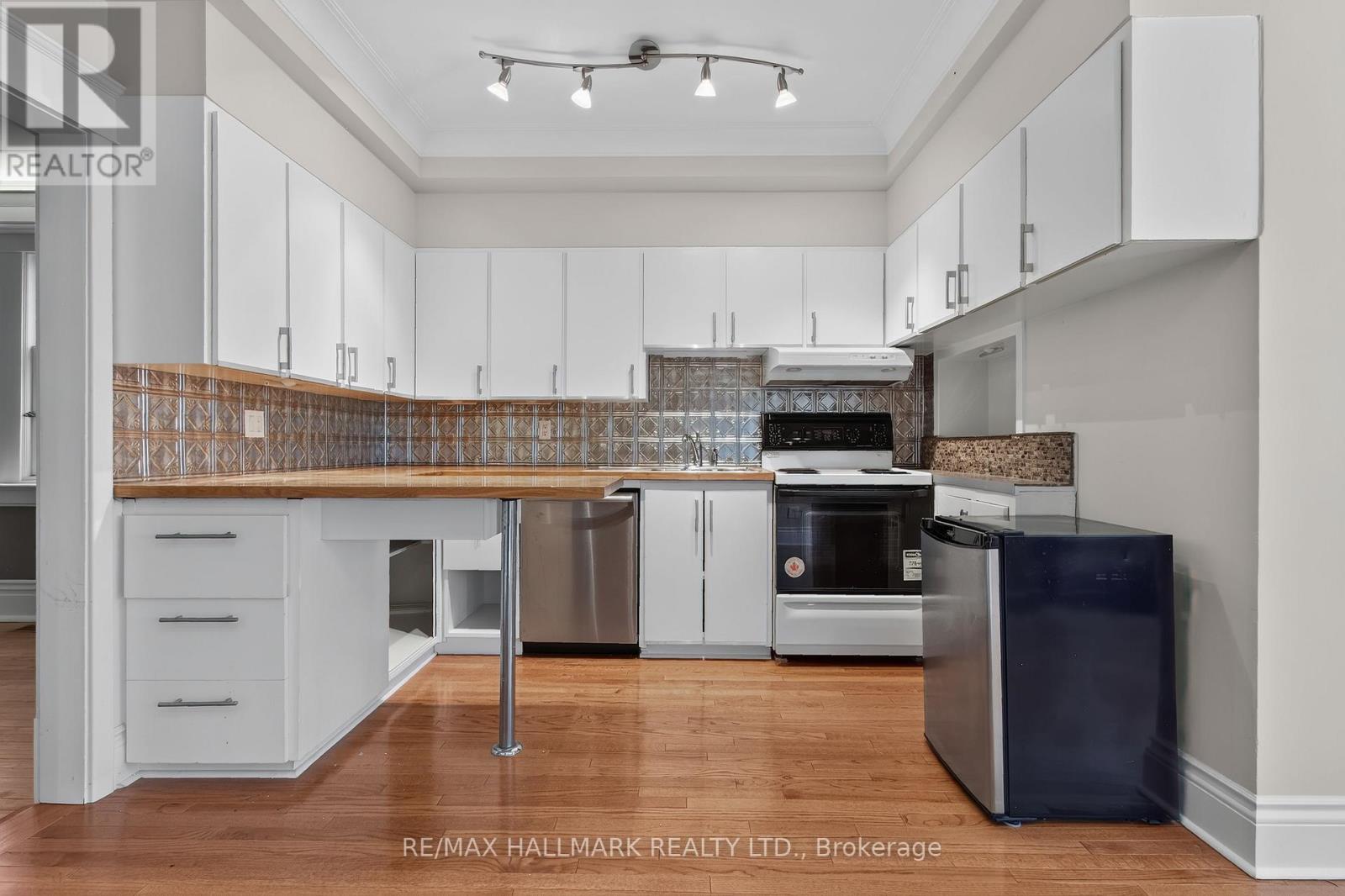 41 Dixon Avenue, Toronto, Ontario  M4L 1N4 - Photo 21 - E13509808