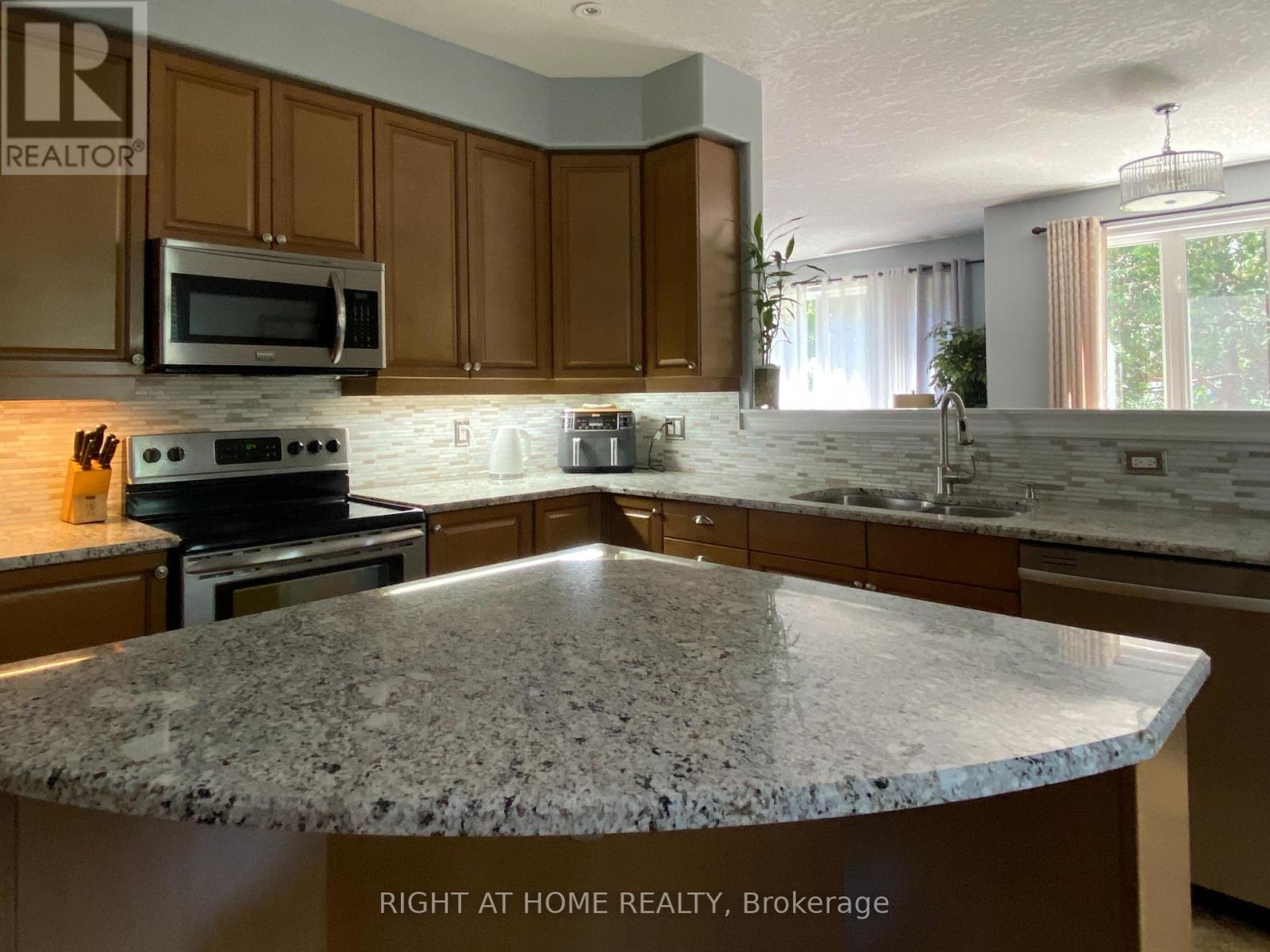 35 Auburn Court, Barrie, Ontario  L4N 6G9 - Photo 8 - S13502912