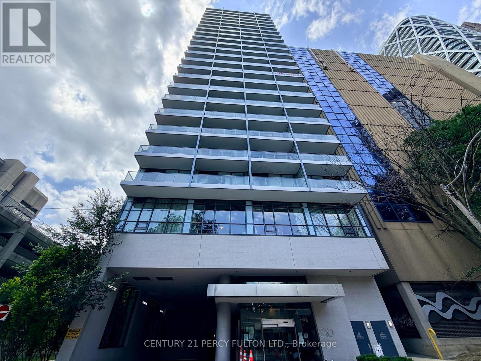 813 - 210 SIMCOE STREET, Toronto, Ontario